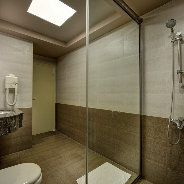 Suite room bathroom